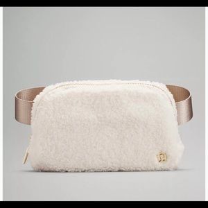 Lululemon Everywhere Fleece Belt Bag Light Ivory EUC